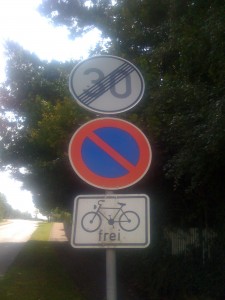 Beschilderungsdelikatesse in Satteldorf: Hier dürfen Fahrräder im Parkverbot parken.